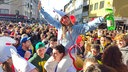 Fröhliche Karnevalisten feiern auf der Zülpicher den 11.11.