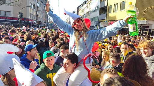 Fröhliche Karnevalisten feiern auf der Zülpicher den 11.11.