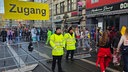 Security sichert die Zülpicher Straße mit den Karnevalisten am 11.11. ab