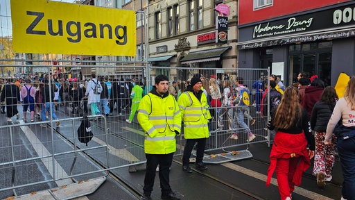 Security sichert die Zülpicher Straße mit den Karnevalisten am 11.11. ab
