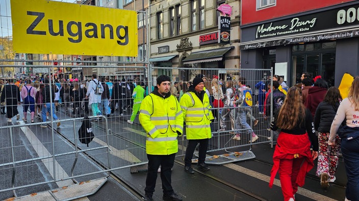 Security sichert die Zülpicher Straße mit den Karnevalisten am 11.11. ab