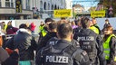 Polizei sichert die Zülpicher Straße mit den Karnevalisten ab