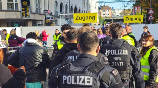 Polizei sichert die Zülpicher Straße mit den Karnevalisten ab