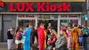 Junge Karnevalisten vor einem Kiosk im Kwartier Latäng am 11.11.
