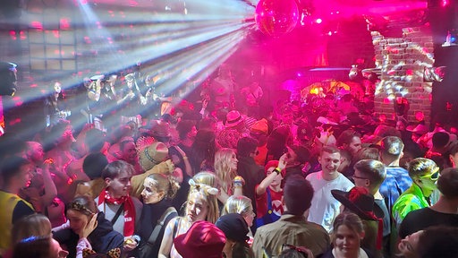Junge Karnevalisten feiern im Kwartier Latäng am 11.11.