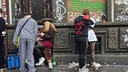 Küssendes Pärchen umringt von Müll im Kwartier Latäng am 11.11.
