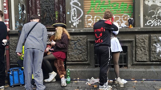 Küssendes Pärchen umringt von Müll im Kwartier Latäng am 11.11.