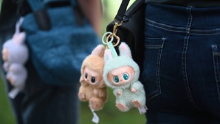 Zwei Mädchen in Leer, Niedersachsen, haben ihre Taschen mit Labubus verziert