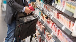 Ladendieb steckt Ware in seine Tasche