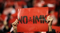 Fussballfan mit NO IMK Schild