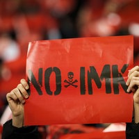 Fussballfan mit NO IMK Schild