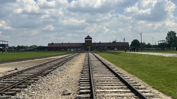Zu sehen sind die Bahn-Schienen, die ins Konzentrationslager Auschwitz-Birkenau führen