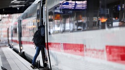 Hamburg: Ein Reisender steigt am Hauptbahnhof Hamburg in einen ICE.