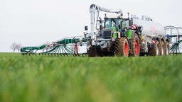 Landwirtschaft in NRW: Ein Trecker beim Düngen auf dem Feld