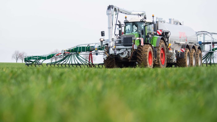 Landwirtschaft in NRW: Ein Trecker beim Düngen auf dem Feld