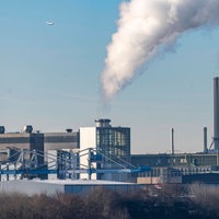 Das Heizkraftwerk Lausward in Düsseldorf, Gas- und Dampfturbinenkraftwerk, betrieben von den Stadtwerken Düsseldorf und EnBW, im Hafen von Düsseldorf am Rhein, der Kamin des Krafwerksblock Fortuna, das Kraftwerk erzeugt Strom, auch Bahnstrom und Fernwärme