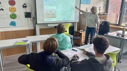 Schüler lernen im Unterricht zum Thema Auschwitz
