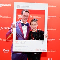 Ministerpräsident Hendrik Wüst (CDU) mit seiner Ehefrau Katharina bei einer Veranstaltung im Kölner Gürzenich wie sie sich hinter einem angedeuteten Insta-Gram-Bilderrahmen ablichten lassen