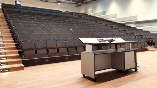Hörsaal 116 im Neubau am Hörsaalzentrum US-C (Campus Unteres Schloss) der Universität Siegen nach dem Umbau der ehemaligen Kaufhof-Filiale. Siegen, Nordrhein-Westfalen.