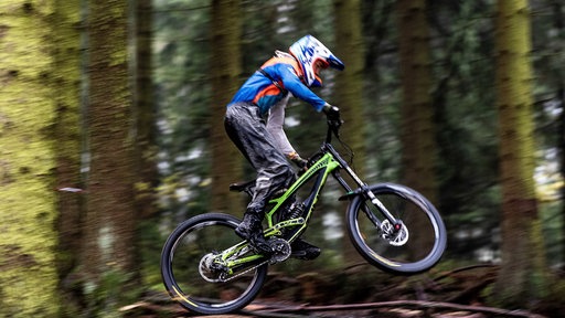 Ein Radfahrer fährt mit einem Mountainbike im Wald