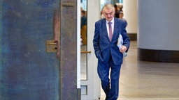 NRW-Innenminister Herbert Reul läuft mit gesenktem Blick 
