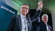 Cem Özdemir lächelt stolz in die Kamera