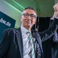 Cem Özdemir lächelt stolz in die Kamera