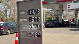 Lange Schlange von Autos mit deutschen Kennzeichen an einer belgischen Tankstelle