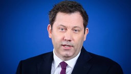 Lars Klingbeil bei einer Pressekonferenz in Berlin