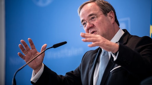 06.11.2019, Düsseldorf: Armin Laschet, (CDU) Ministrpräsiden von Nordrhein-Westfalen, spricht einer Kabinetts-Pressekonferenz zur weiteren Umsetzung der Ruhrkonferenz. 
