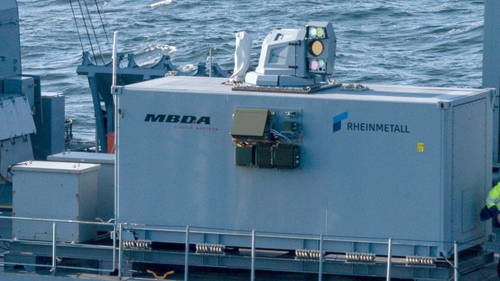Auf einem Militärschiff ist die Laserwaffe von Rheinmetall zu sehen