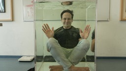 Lehrer Dimitri Fromm in einem Wassertank