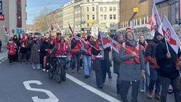 Demonstranten laufen in Wuppertal durch die Straßen.