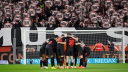 Leverkusen Fans auf der Nordtribüne protestieren gegen die Richtlinien der Innenministerkonferenz 