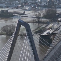 Angefrorener Schnee auf Querbalken der Leverkusener Brücke.