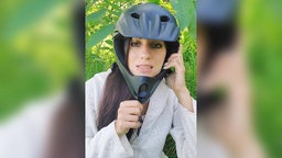 Liss Hoffmann trägt seit einem Unfall immer einen Helm mit Kinnschutz