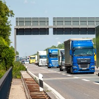 Lkw auf der vielbefahrenen Autobahn A4 in Höhe des Umschlagbahnhof Köln-Eifeltor