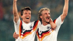  Lothar Matthäus und Rudi Völler strecken jubelnd eine Faust hoch