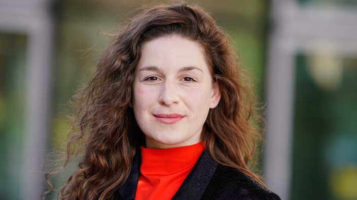 Die Schauspielerin und Sängerin Lou Strenger nach einer Pressekonferenz zu den Nibelungen-Festspielen 