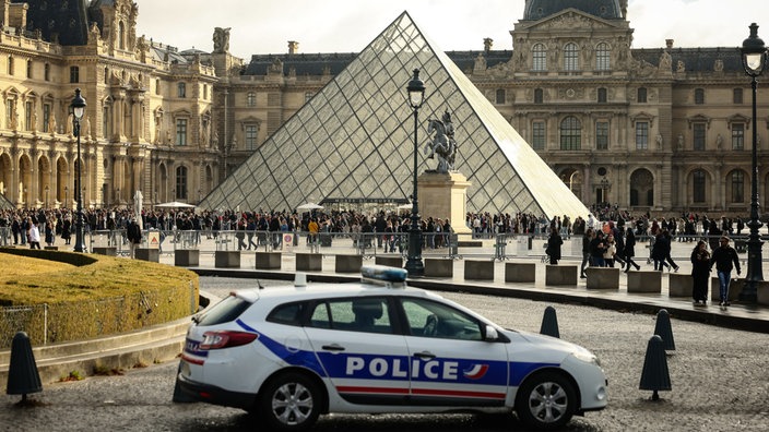 Ein Polizeiauto parkt im Innenhof des Louvre-Museums, eine Woche nach dem Raubüberfall, am Sonntag, 26. Oktober 2025, in Paris