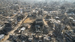 Die Luftaufnahme zeigt die Zerstörung nach israelischen Angriffen in Beit Lahiya im nördlichen Gazastreifen.
