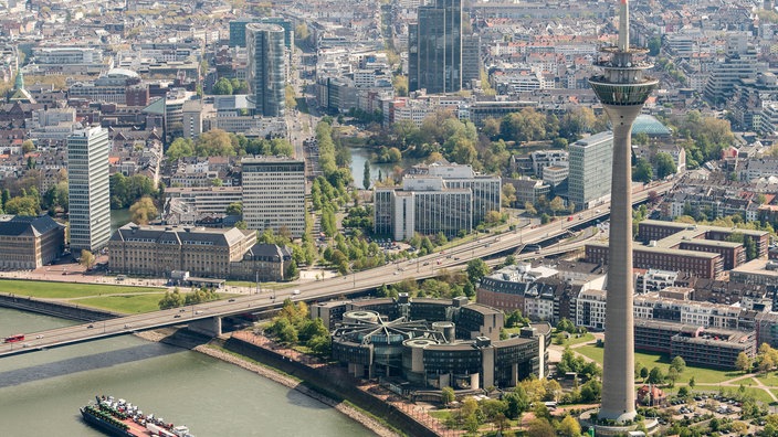  Landtag und der Fernsehturm am Rhein in Düsseldorf