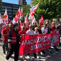 Menschen demonstrieren am Tag der Arbeit in Gelsenkirchen.