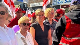 Menschen demonstrieren am Tag der Arbeit in Gelsenkirchen.