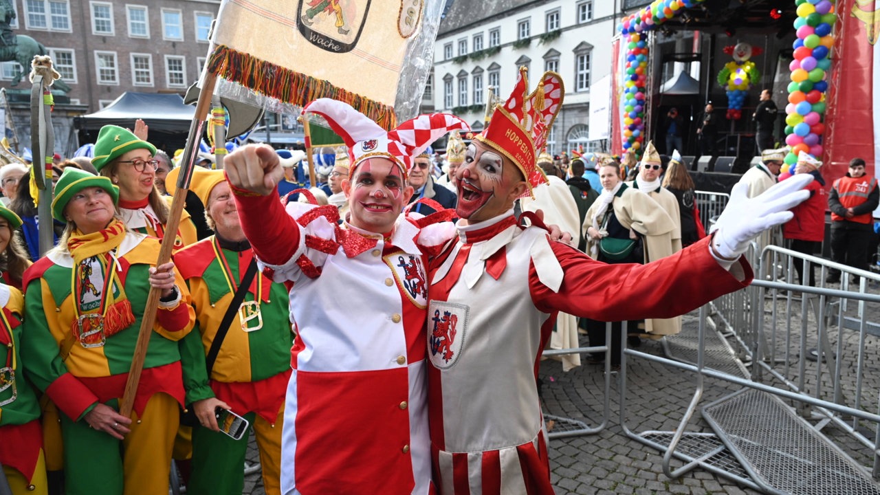 Der alte und der neue Hoppeditz auf dem Marktplatz in Düsseldorf am 11.11.