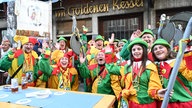 Verkleidete Karnevalisten auf dem Düsseldorfer Marktplatz am 11.11.