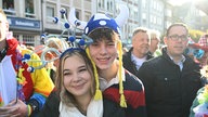 Ein Wikinger und ein Alien auf dem Düsseldorfer Marktplatz am 11.11.