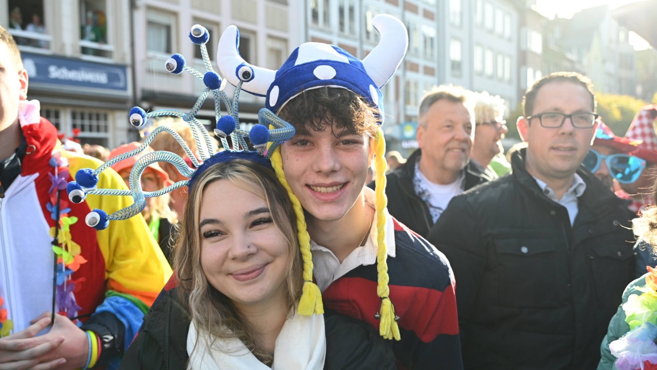 Ein Wikinger und ein Alien auf dem Düsseldorfer Marktplatz am 11.11.