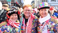 Lächelnde Karnevalisten auf dem Düsseldorfer Marktplatz am 11.11.