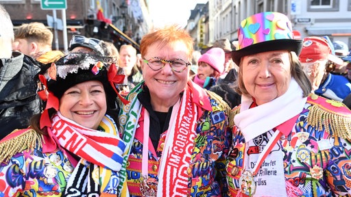 Lächelnde Karnevalisten auf dem Düsseldorfer Marktplatz am 11.11.
